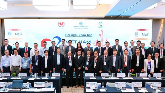 Các đại biểu chụp ảnh lưu niệm. (Ảnh: CTV)