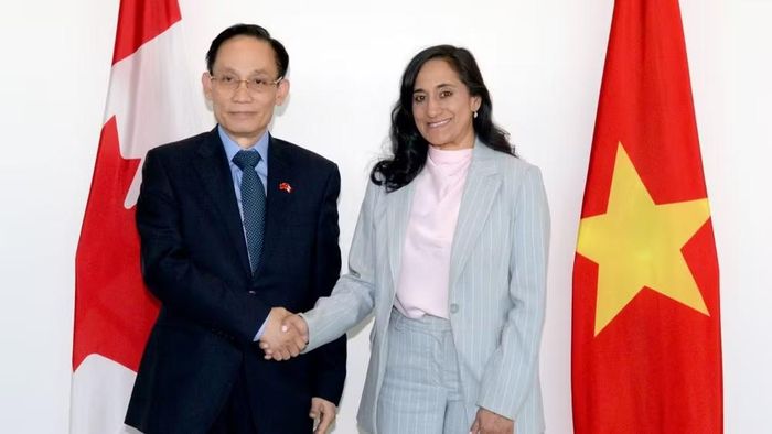 Bộ trưởng Ngoại giao Lê Hoài Trung hội đàm với Bộ trưởng Ngoại giao Canada Anita Anand. (Ảnh: Bộ Ngoại giao Việt Nam cung cấp)