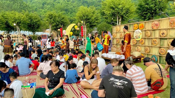 Chương trình thu hút đông đảo người dân và du khách. (Ảnh: YẾN TRINH)