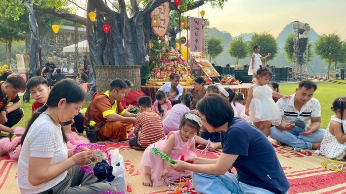 Các em nhỏ thích thú làm đèn ông sao cùng gia đình. (Ảnh: YẾN TRINH)