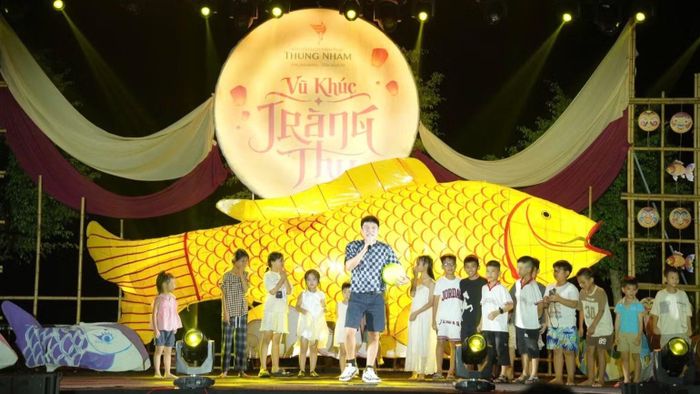 Màn giao lưu cùng nghệ sĩ Trung Ruồi mang đến những tiếng cười và khoảnh khắc tương tác gần gũi với các em nhỏ. (Ảnh: YẾN TRINH)