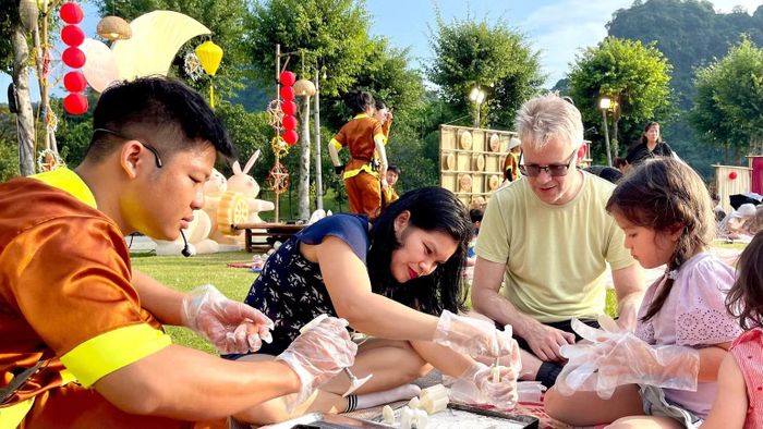Du khách nước ngoài thích thú tạo hình bánh Trung thu tại chương trình. (Ảnh: YẾN TRINH)
