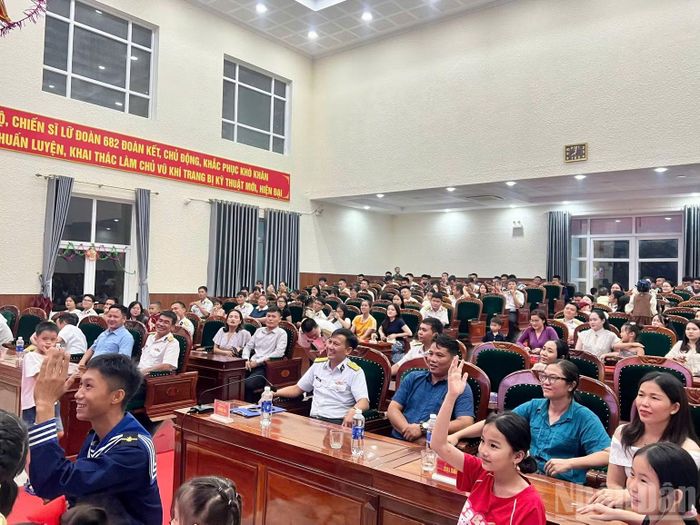 Không khí vui tươi, rộn ràng trong chương trình. (Ảnh: PHONG KHANH)