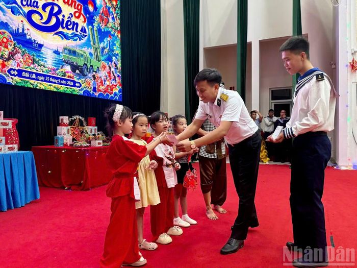 Trao học bổng cho các em học sinh giỏi. (Ảnh: PHONG KHANH)