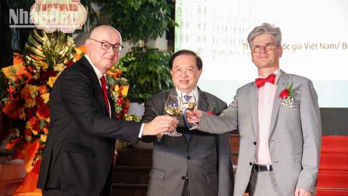 Các đại biểu nâng ly chúc mừng Những ngày Lễ hội Vùng Wallonie, Ngày Thành lập Cộng đồng người Bỉ nói tiếng Pháp và 30 năm thành lập Phái đoàn Wallonie-Bruxelles tại Việt Nam. (Ảnh: BẢO NGÂN)