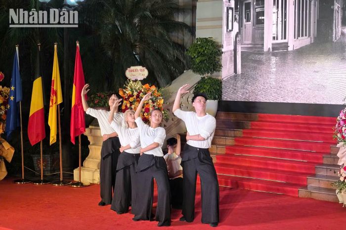 Nhóm nhảy VinaShore biểu diễn tiết mục vũ đạo "Monsieur Madame" thể hiện sự giao thoa văn hóa nghệ thuật Bỉ và Việt Nam. (Ảnh: MINH DUY)