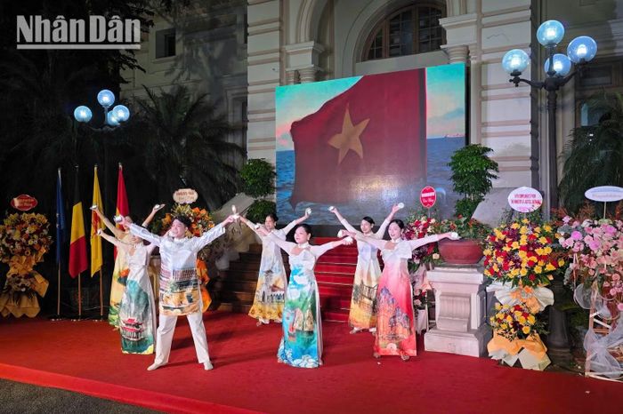 Tiết mục nghệ thuật "Một vòng Việt Nam" do các sinh viên Trường đại học Hà Nội biểu diễn mở màn buổi lễ. (Ảnh: MINH DUY)