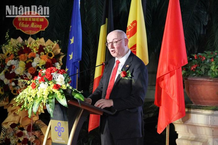 Ông Pierre Du Ville, Trưởng Đại diện Phái đoàn Wallonie-Bruxelles tại Việt Nam phát biểu khai mạc. (Ảnh: BẢO NGÂN)