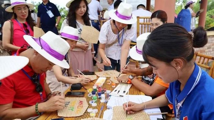 Đại diện các đơn vị lữ hành trải nghiệm làm sản phẩm mây tre đan tại chương trình farmtrip. (Ảnh: H. Phúc)