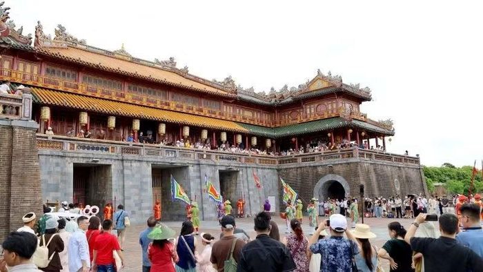 Du khách tham quan nghi thức Lễ đổi gác tại Đại nội Huế. (Ảnh: H.Phúc)