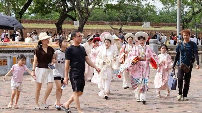 Khách du lịch đến Huế tăng mạnh trong dịp lễ 2/9 năm nay. (Ảnh: Minh Tâm)