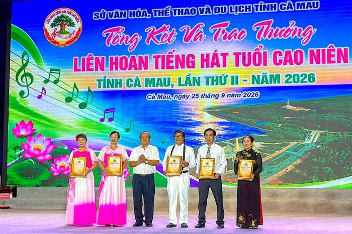 Đồng chí Phạm Thành Tươi, nguyên Phó Bí thư Tỉnh ủy, nguyên Chủ tịch Ủy ban nhân dân tỉnh Cà Mau (thứ 3 từ trái qua) trao giải A cho các tiết mục xuất sắc. (Ảnh: HOÀN THÀNH)