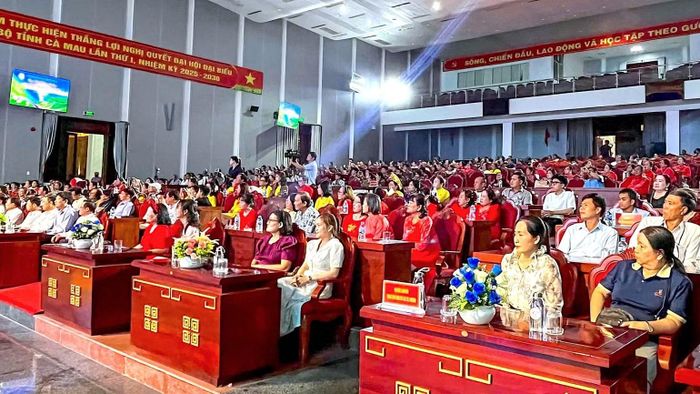 Đông đảo khán giả đến xem chương trình tổng kết liên hoan. (Ảnh: HOÀN THÀNH)