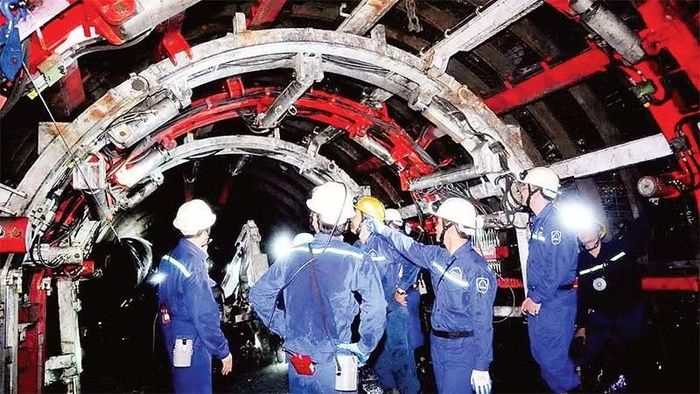 Hệ thống khai thác trong hầm lò của Công ty Than Vàng Danh. (Ảnh nhandan.vn)