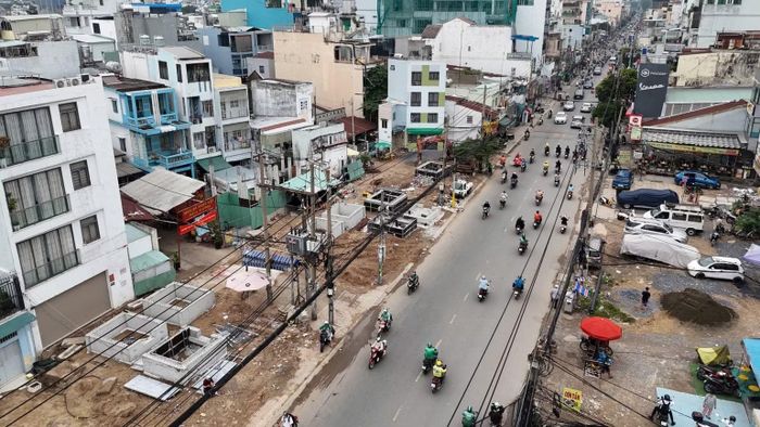 Tuyến đường Cách Mạng Tháng 8 nằm xuyên suốt tuyến Metro số 2, đoạn Bến Thành-Tham Lương sẽ có các vị trí quy hoạch TOD đi kèm. (Ảnh: QUÝ HIỀN)