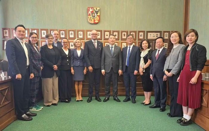 Đoàn công tác Bộ Tài chính chụp ảnh kỷ niệm với lãnh đạo thành phố Wroclaw. (Ảnh: Đại sứ quán Việt Nam tại Ba Lan cung cấp)