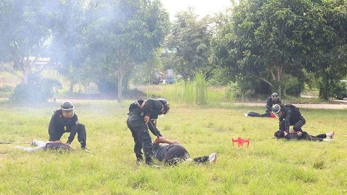 Bắt giữ các thanh thiếu niên gây rối trật tự công cộng. (Ảnh: PHƯỚC THANH)