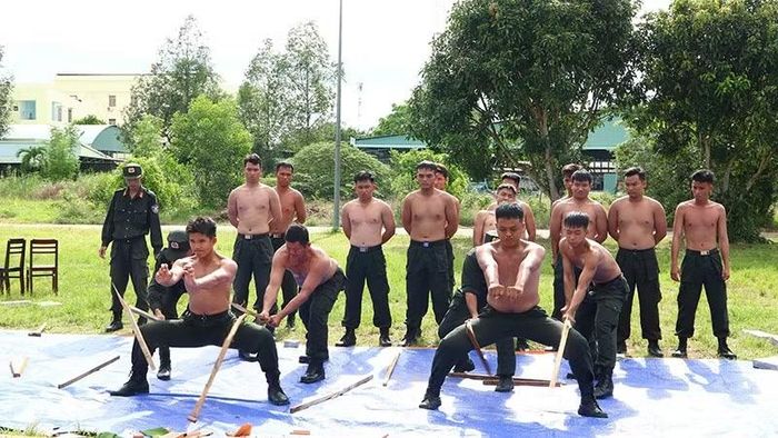 Biểu diễn khí công. (Ảnh: PHƯỚC THANH)