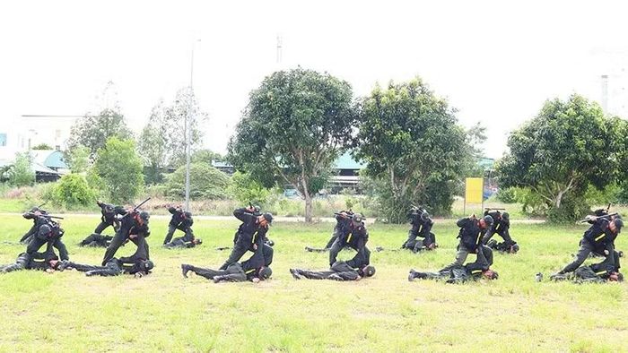 Biểu diễn kỹ chiến thuật đối kháng có sử dụng vũ khí. (Ảnh: PHƯỚC THANH)