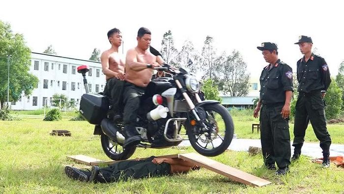 Biểu diễn khí công. (Ảnh: PHƯỚC THANH)