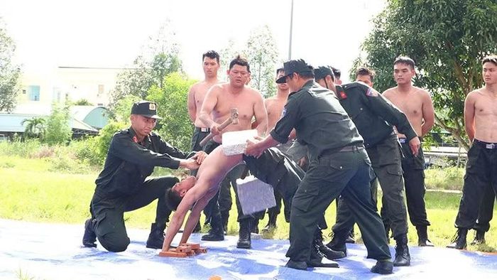 Biểu diễn khí công. (Ảnh: PHƯỚC THANH)