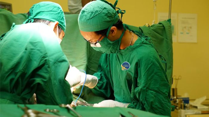 Ê-kíp phẫu thuật can thiệp cấp cứu kịp thời. (Ảnh: CTV)