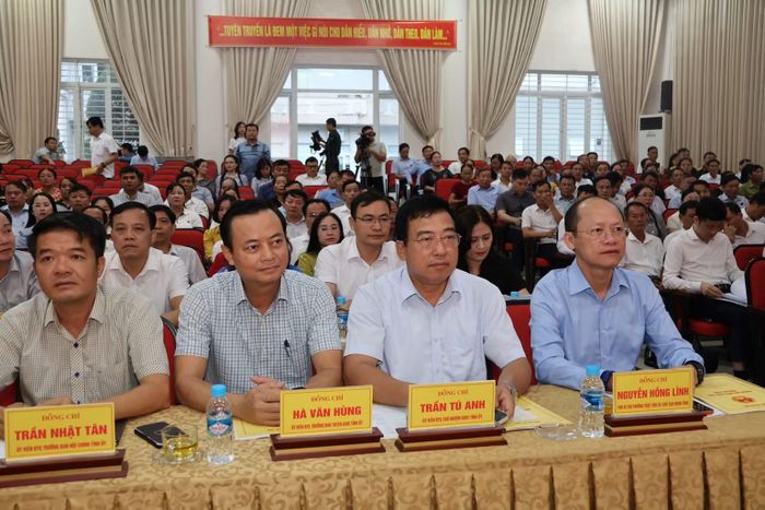 Các đồng chí lãnh đạo tỉnh Hà Tĩnh dự hội nghị. (Ảnh: Ngô Tuấn)