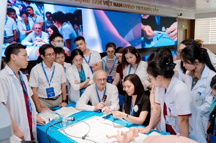 Các bác sĩ cập nhật kiến thức về y học bào thai từ chuyên gia quốc tế.