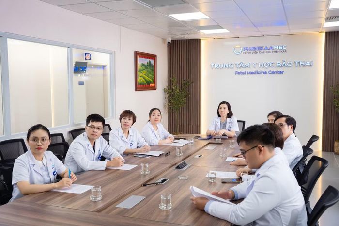 Tiến sĩ, bác sĩ Nguyễn Thị Sim tiến hành hội chẩn đa chuyên khoa khi xử trí một ca cần can thiệp bào thai.
