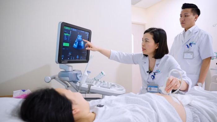 Tiến sĩ, bác sĩ Nguyễn Thị Sim siêu âm để đánh giá tình trạng thai nhi.