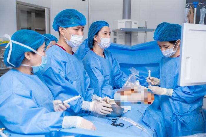 Mỗi ca can thiệp là một lần cả ê-kíp hết sức căng thẳng để tránh những sai sót trong quá trình thực hiện thủ thuật.