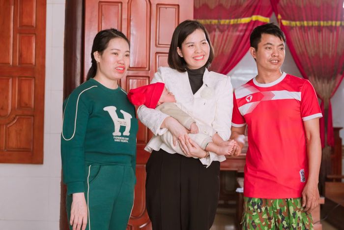 Gia đình chị Hà hạnh phúc đón con đầu lòng sau nhiều năm bị hỏng thai do mang nhóm máu Rh âm tính.