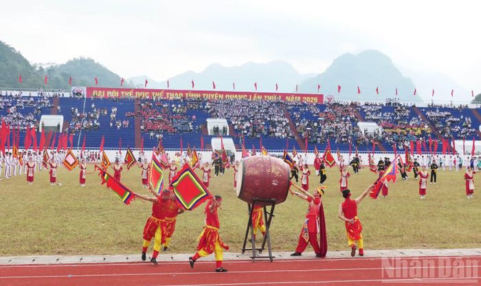 Chương trình đồng diễn nghệ thuật đặc sắc tại lễ khai mạc. (Ảnh: KHÁNH TOÀN)