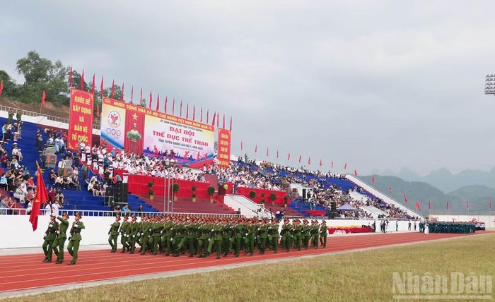 Nghi thức diễu hành biểu dương lực lượng tại lễ khai mạc. (Ảnh: KHÁNH TOÀN)