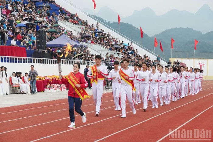 Ngọn đuốc truyền thống được thắp sáng tại Sân vận động tỉnh (phường Hà Giang 1) trong những ngày diễn ra đại hội. (Ảnh: KHÁNH TOÀN)