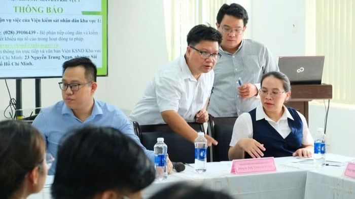 Bảo hiểm xã hội cơ sở Tân Định phối hợp Viện Kiểm sát nhân dân khu vực I làm việc với doanh nghiệp (Ảnh: PHẠM THỌ)