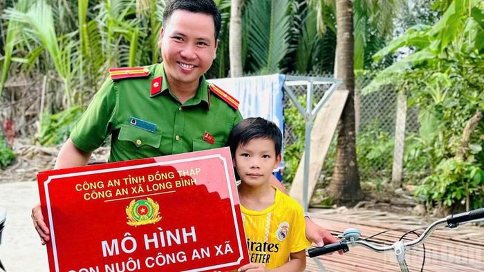 Thiếu tá Nguyễn Thành Sang với mô hình “Con nuôi Công an xã”. (Ảnh: ĐẶNG THANH)