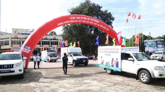 Đoàn xe diễu hành cổ động, tuyên truyền phòng, chống bệnh dại. (Ảnh: CÔNG LÝ)