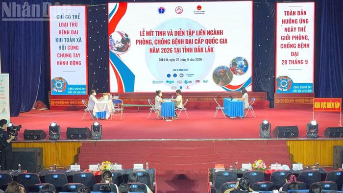 Diễn tập xác minh sự kiện và phối hợp liên ngành trong điều tra, giám sát, xử lý sự kiện chó nghi dại cắn người. (Ảnh: CÔNG LÝ)