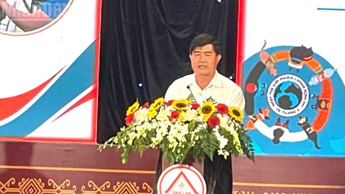  Phó Chủ tịch Ủy ban nhân dân tỉnh Đắk Lắk Nguyễn Thiên Văn phát biểu tại Lễ mít-tinh. (Ảnh: CÔNG LÝ) 