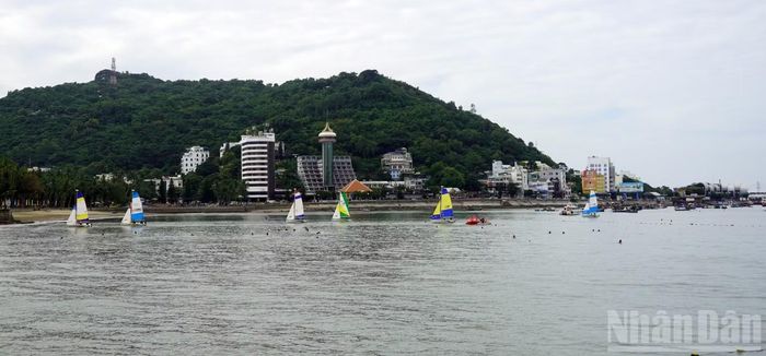 Biển Bãi Trước, sáng 26/9, nơi xuất phát nghi thức ra biển rước, tế linh vị Cá Ông. (Ảnh: Lê Đình Thìn)