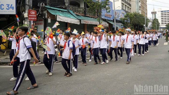 Học sinh Vũng Tàu tham gia lễ rước linh vị Cá Ông từ biển vào Đình thần Thắng Tam. (Ảnh: Lê Đình Thìn)