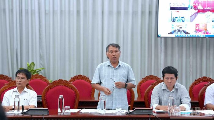 Chi cục trưởng Chi cục Trồng trọt và Bảo vệ thực vật tỉnh Cà Mau Nguyễn Trần Thức (người đứng) báo cáo tình hình ảnh hưởng của cây trồng do mưa lớn cục bộ. (Ảnh: HỮU TÙNG)