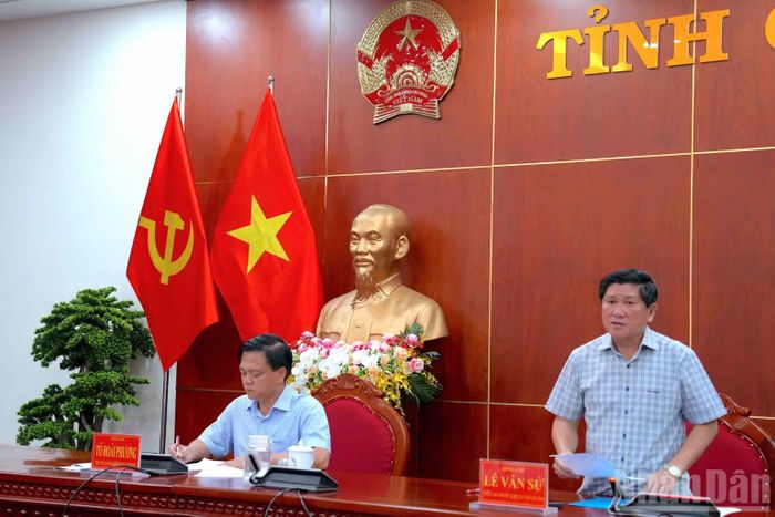 Phó Chủ tịch Ủy ban nhân dân tỉnh Cà Mau Lê Văn Sử (người bên phải) phát biểu chỉ đạo tại cuộc họp. (Ảnh: HỮU TÙNG)