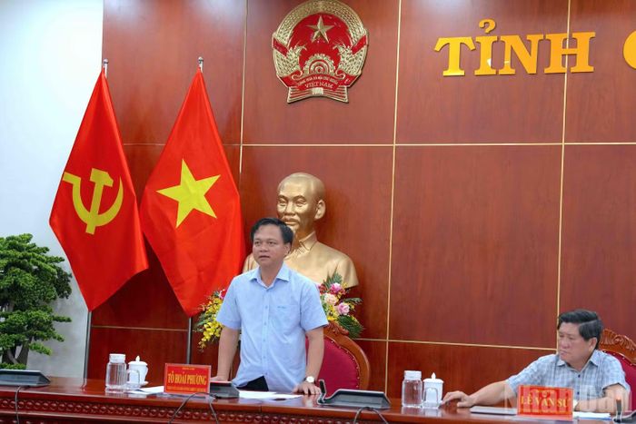 Giám đốc Sở Nông nghiệp và Môi trường tỉnh Cà Mau Tô Hoài Phương (bìa trái) phát biểu tại cuộc họp. (Ảnh: HỮU TÙNG)