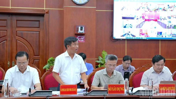  Chi cục trưởng Chi cục Thủy lợi tỉnh Cà Mau Nguyễn Thanh Tùng (đứng) báo cáo tình hình ngập úng do thiên tai tại cuộc họp. (Ảnh HỮU TÙNG) 