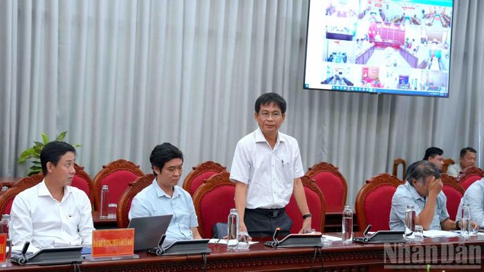 Giám đốc Trung tâm Quản lý, khai thác công trình thủy lợi Cà Mau Nguyễn Minh Hạnh (đứng) báo cáo tình hình ảnh hưởng của thiên tai đối với hạ tầng dân sinh. (Ảnh: HỮU TÙNG)