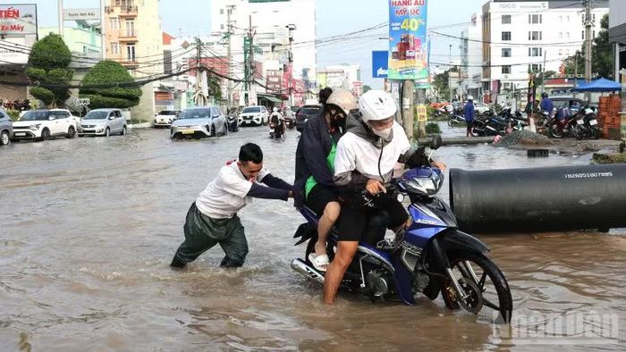 Đường Cách mạng Tháng Tám bị ngập nặng trong đợt triều cường giữa tháng 9/2026. (Ảnh: TƯỜNG VY)