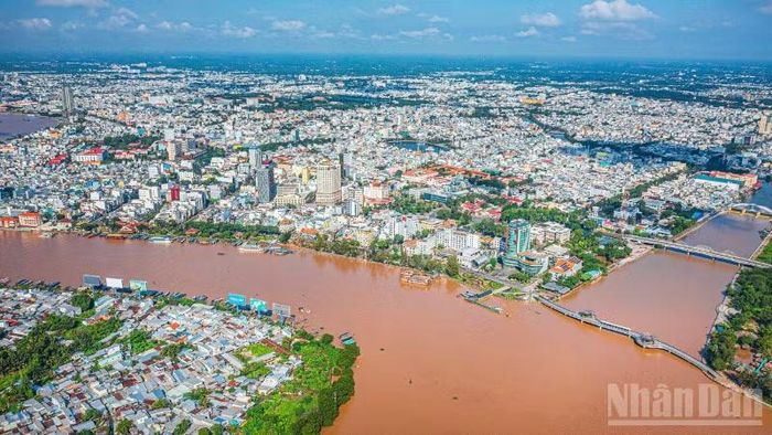 Thành phố Cần Thơ nằm bên sông Hậu thường xuyên bị triều cường uy hiếp. (Ảnh: TƯỜNG VY)