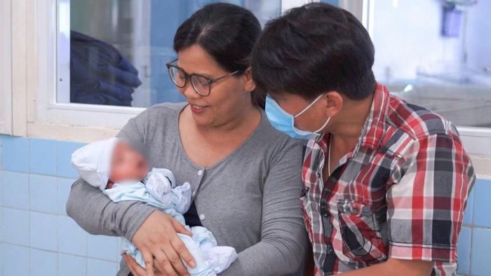 Hạnh phúc của người thân gia đình khi sức khỏe của trẻ đã ổn định. (Ảnh: CTV)